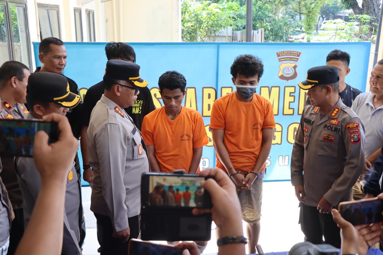 INTEROGASI: Kapolrestabes Medan, Kombes Pol Gidion Arif Setyawan interogasi kedua komplotan begal, Senin (30/6). foto: Agusman/Sumut Pos