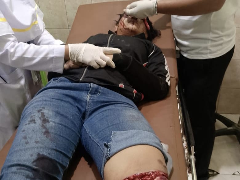 Istimewa/Sumut Pos  DIRAWAT: Wanita korban begal sadis saat mendapat perawatan medis.