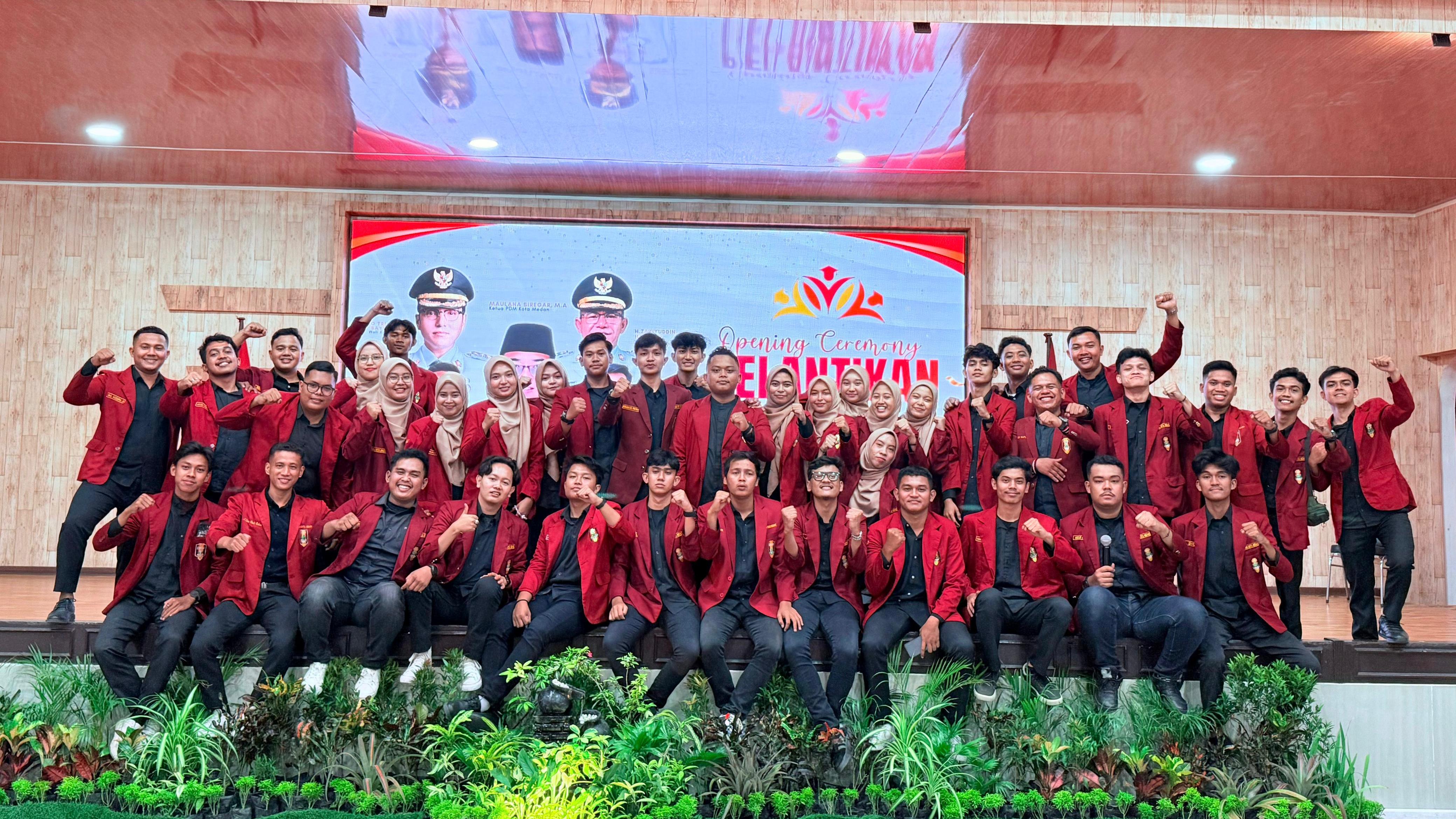 DIABADIKAN: Pimpinan Cabang Ikatan Mahasiswa Muhammadiyah (PC IMM) Kota Medan periode 2025-2026,  Rais Prayogo diabadikan bersama pengurus usai dilantik. (foto: istimewa/Sumut Pos)