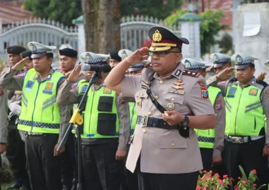 BHAYANGKARA: Kapolres Tanah Karo AKBP Eko Yulianto memimpin upacara ziarah ke Taman Makam Pahlawan Kabanjahe dan rangka menyambit HUT ke-79 Bhayangkara. foto: Istimewa/Sumut Pos