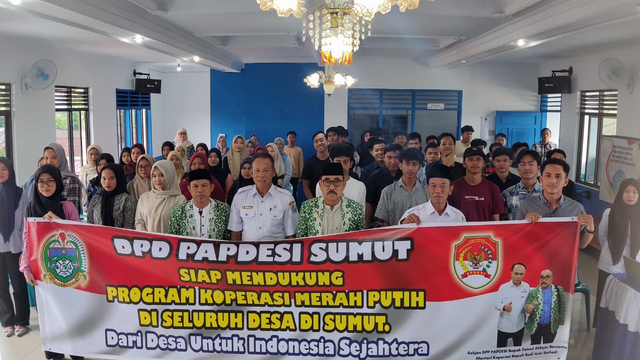 BERSAMA: Ketua DPD PAPDESI Sumut, Zainul Akhyar yang sekaligus Sekjen DPP PAPDESI bersama lainnya menyatakan dukungan terhadap program Koperasi Desa Merah Putih, di Kantor Desa Kedai Durian. foto: IST