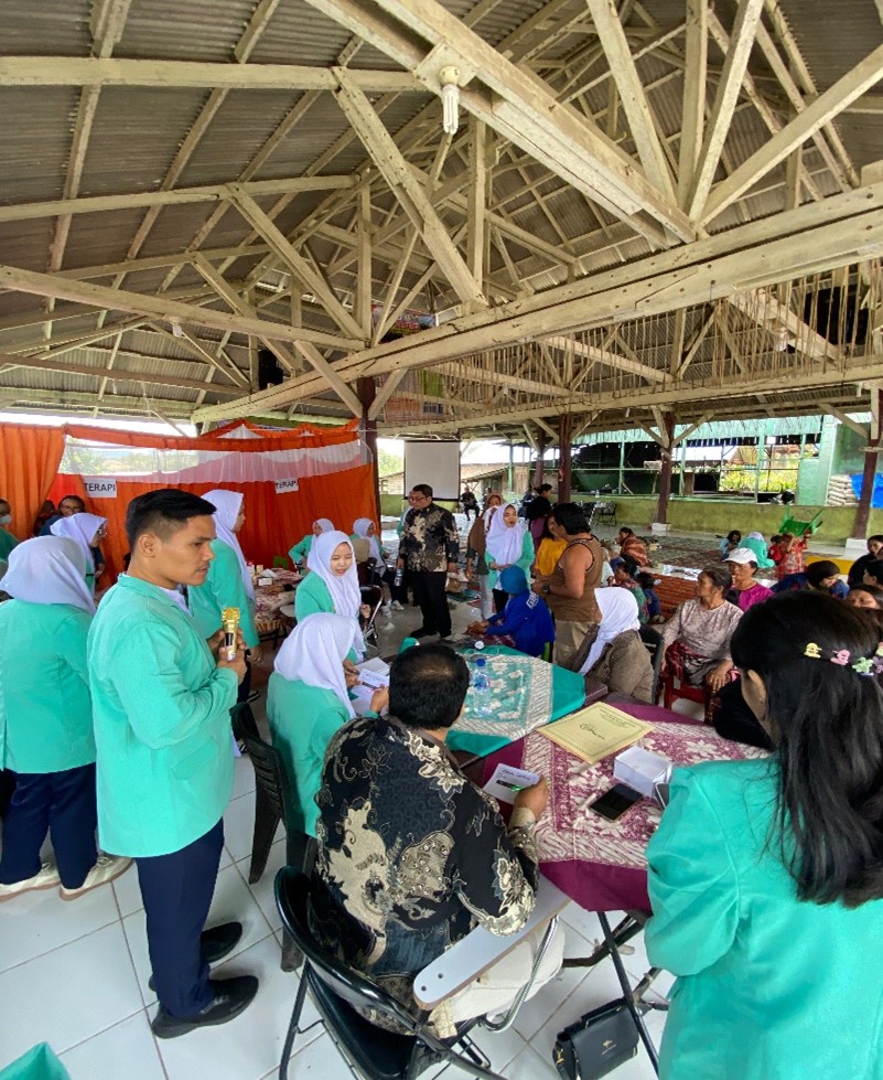 CEK KESEHATAN: Para peserta mendapat Medical Cek Up Gratis dan Penanganan Fisioterapi dari mahasiswa dan dosen Stikes Siti Hajar. foto: Istimewa/Sumut Pos