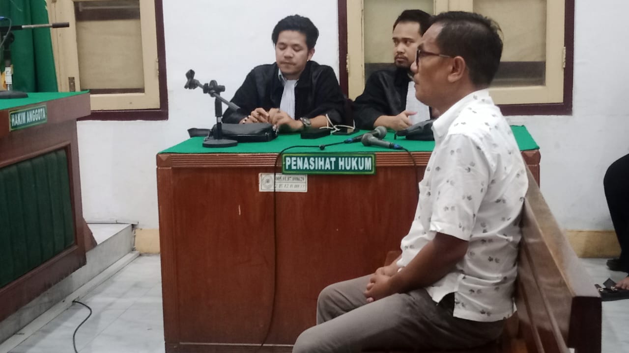 VONS: Mantan Direktur PDAM Tirtasari Binjai, Taufiq terdakwa kasus korupsi menjalani sidang vonis di Pengadilan Tipikor Medan, Senin (30/6).   foto: Agusman/Sumut Pos