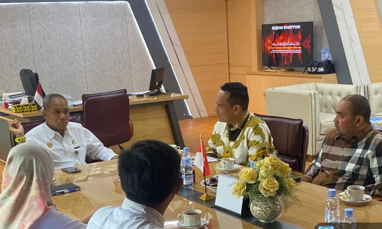 BERKUNJUNG: Kadishub Langkat, Arie Ramadhany saat berkunjung ke Politeknik Transportasi Darat Indonesia-STTD.Istimewa/Sumut Pos