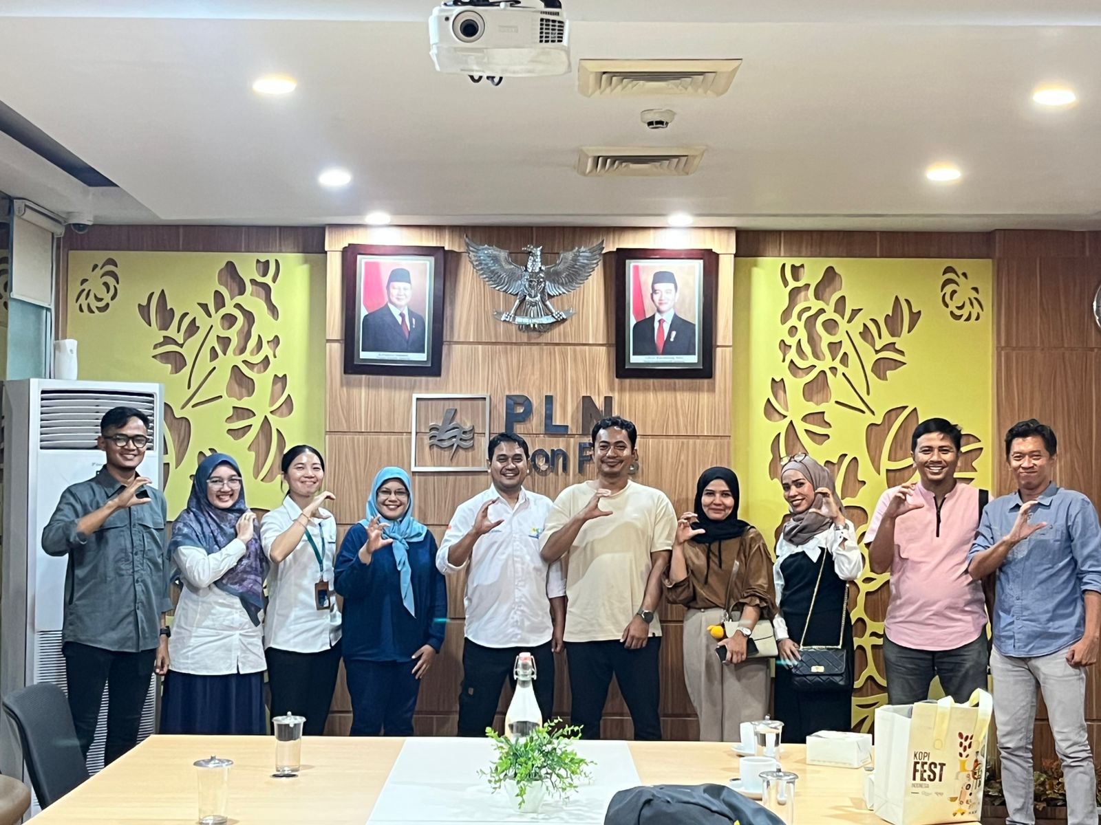 DIABADIKAN: Manager Penjualan dan Aktivasi Ritel SBU Sumbagut, PLN Icon Plus, Afira Genubhy, diabadikan bersama para jurnalis saat gelaran media visit di Kantor PLN Icon Plus SBU Regional Sumbagut,