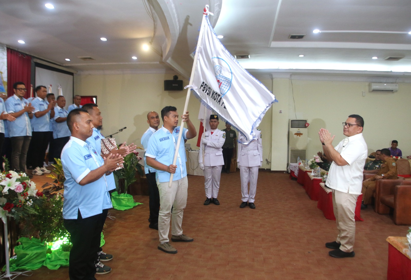 LANTIK: Ketua umum PBVSI Sumut,   Wiko Lovino Siregar, melantik pengurus PBVSI Kota Pematangsiantar periode 2025-2029. foto: ISTIMEWA/SUMUT POS