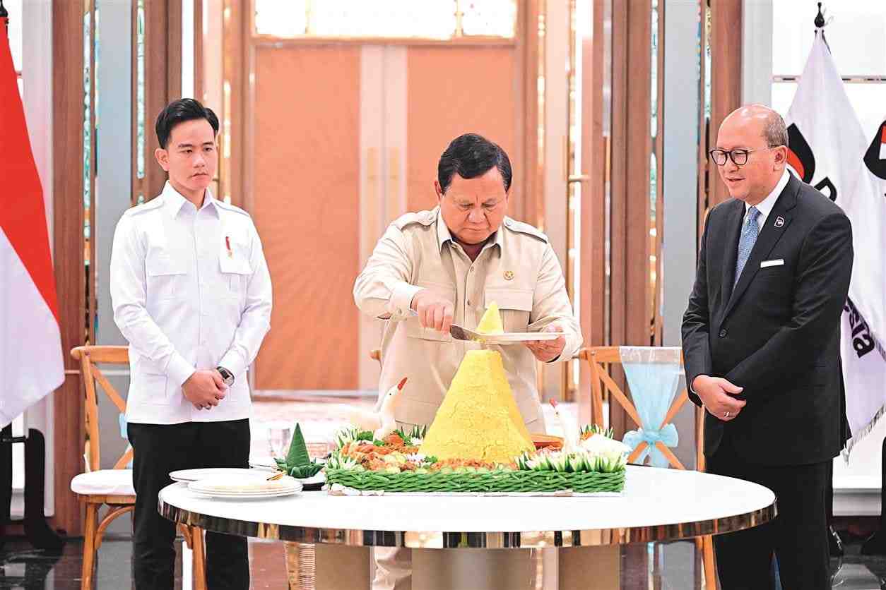 RESMIKAN: Presiden Prabowo Subiantor potong tumpeng tanda diresmikannya wisma Danantara Indonesia, Senin (30/6). foto: Jawa Pos/Sumut Pos