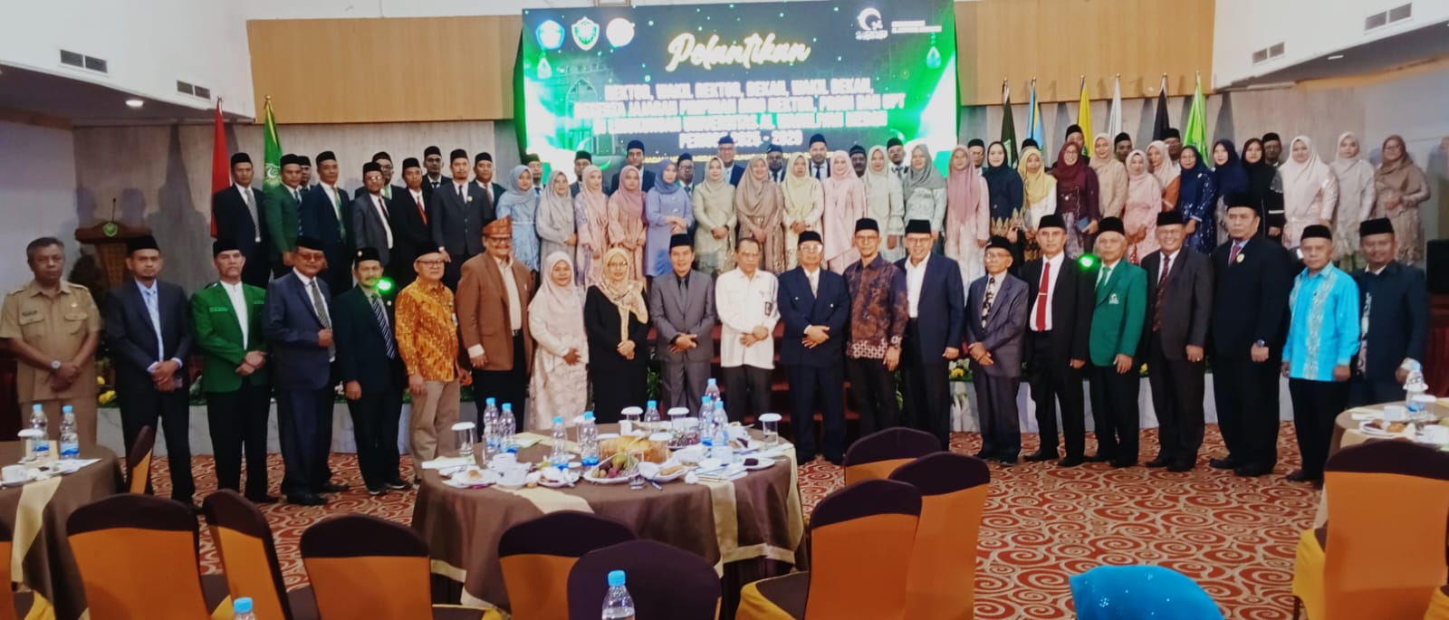 PELANTIKAN: Rektor Univa Medan Prof Dr H Saiful Akhyar Lubis MA (10 kanan) bersama ketua umum PB Al-Washliyah dan undangan di Hotel Madani Medan, Selasa (1/7).
