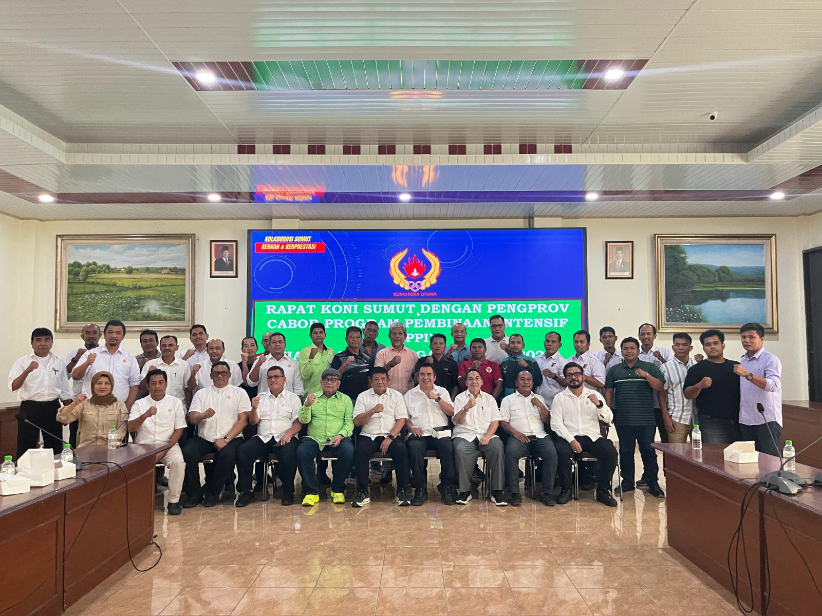 BERSAMA: Ketua Umum KONI Sumut Hatunggal Siregar bersama pengurus usai konsultasi di Ruang Rapat KONI Sumut Jalan Pancing (Williem Iskandar) Medan Estate, Rabu (2/7/2025). (Dok KONI Sumut).