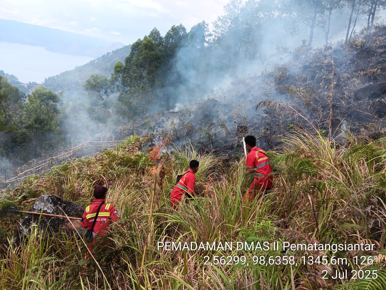 KARHUTLA: Kebakaran hutan dan lahan (Karhutla) terjadi di Menara Pandang Tele, Desa Partungko Naginjang, Kecamatan Harian, Kabupaten Samosir, Sumatera Utara, Selasa (1/7/2025).