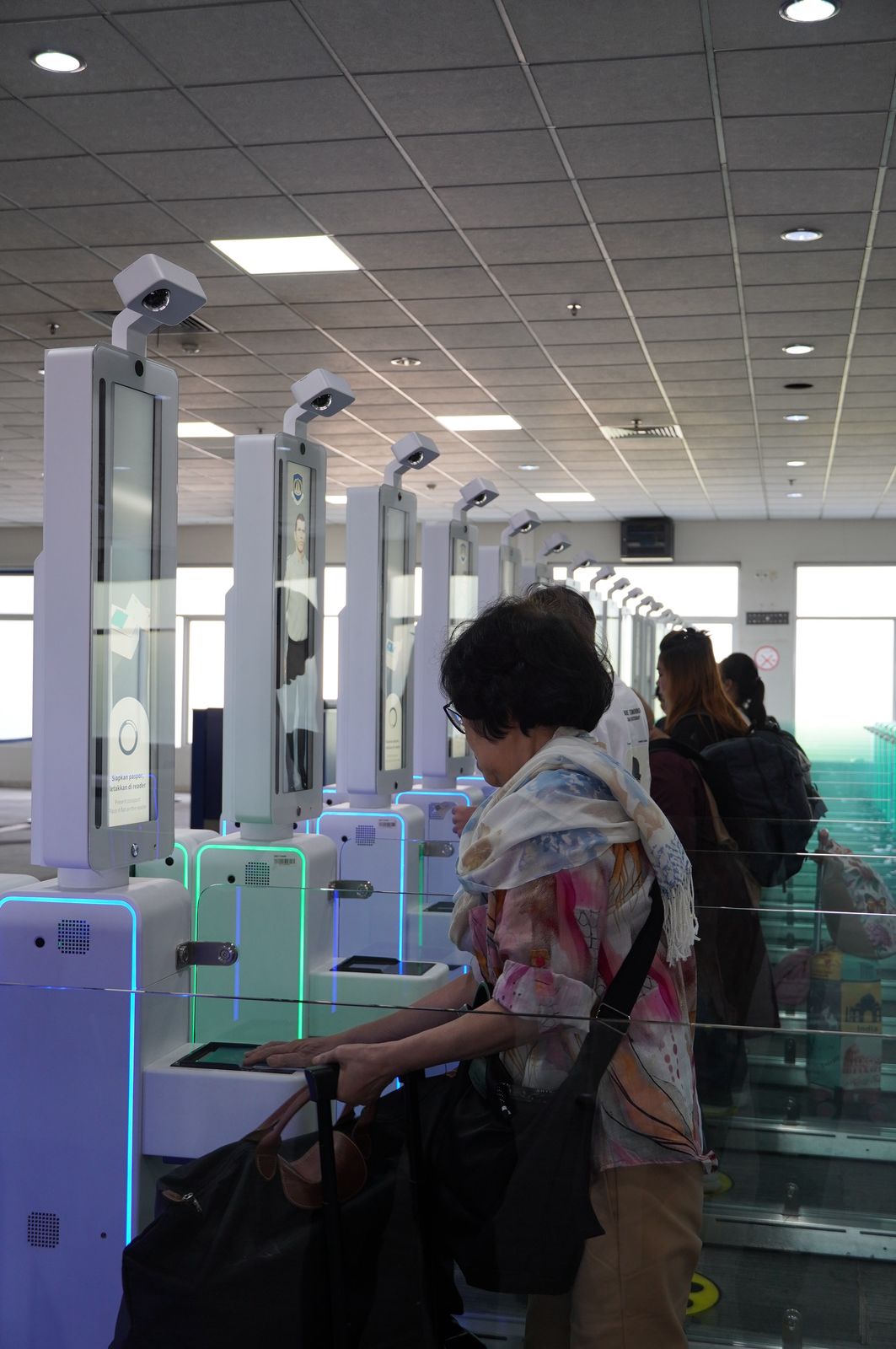 AUTOGATE: Penumpang saat msmeriksa pasport di autogate Kualanamu. (Dok: Imigrasi Medan)