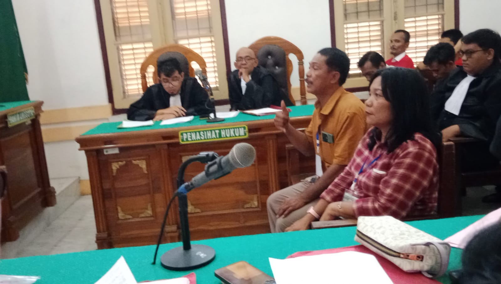 KESAKSIAN: Dua saksi dihadirkan memberikan keterangan dalam kasus penganiayaan di PN Medan, Selasa (1/7).