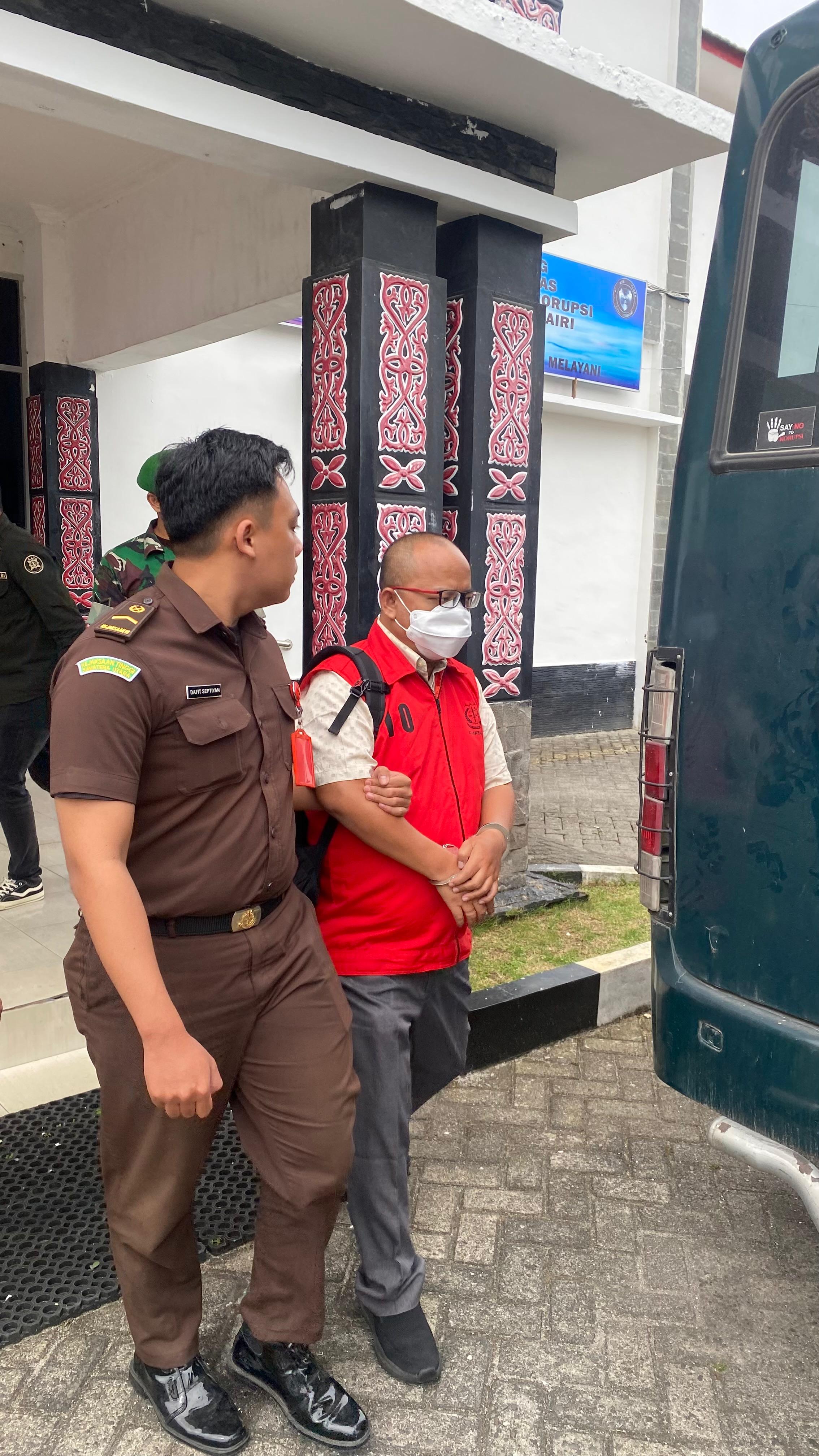 Kejaksaan Negeri Dairi melakukan penahanan kepada 2 tersangka dugaan tindak pidana korupsi pengadaan bilik sterilisasi