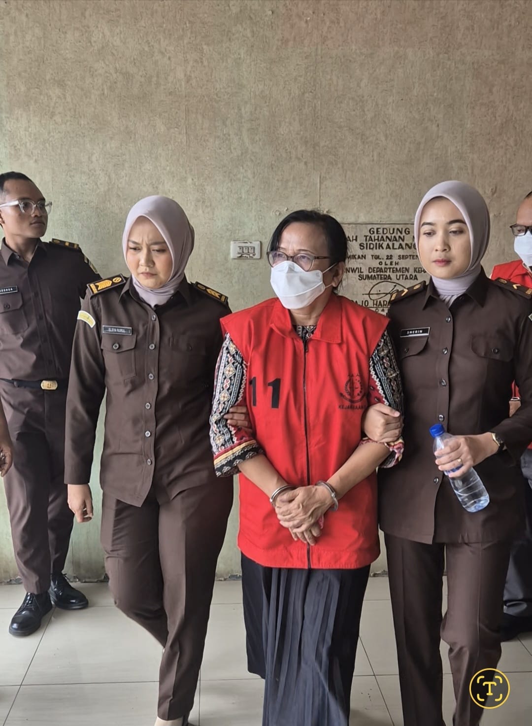 DITAHAN: Tersangka LDP sebagai PPK dan CH selaku Direktur PT Chamar Medica Abadi saat ditahan Kejaksaan Negeri Dairi.