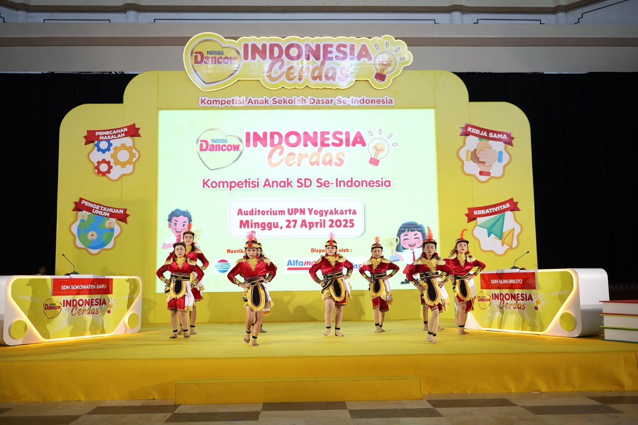 KETERAMPILAN:  Para siswa menunjukkan keterampilan mereka melalui penampilan Tari Angguk Jos di panggung DANCOW Indonesia Cerdas 2025.