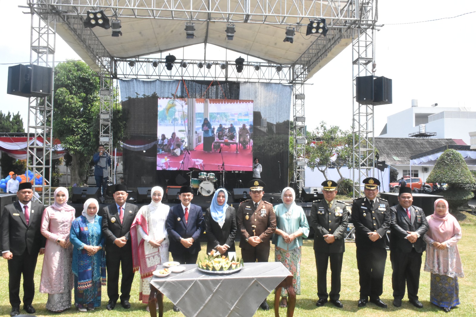 BERSAMA: Wali Kota Tebingtinggi Iman Irdian Saragih bersama Wakil Wali Kota Chairil Mukmin Tambunan dan Forkompinda dalam kegiatan hari puncak peringatan Hut Kota Tebingtinggi ke-108.