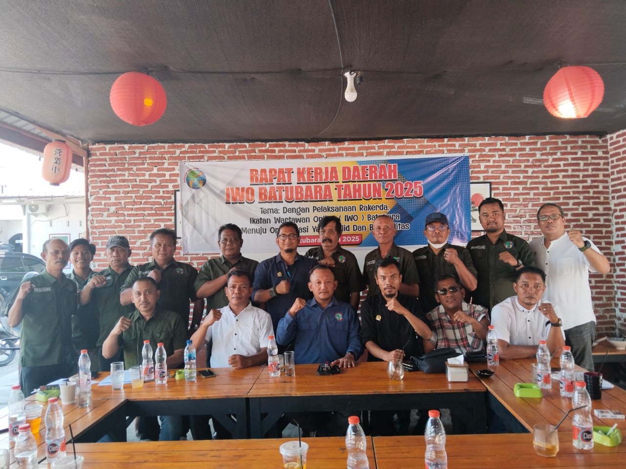 RAKERDA: Ketua PW IWO Sumut, Amri Abdi, S.I.Kom didampingi Ketua PD IWO Kabupaten Batubara  Darmansyah foto bersama dalam Rakerda IWO Batubara, Selasa(1/7).