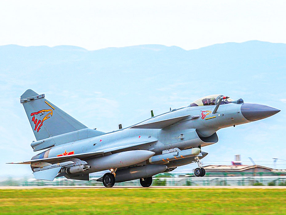 BIDIK: Iran membidik jet tempur generasi 4,5 Chengdu J-10C buatan Tiongkok (foto kiri) setelah upaya mendapatkan Sukhoi-35 dari Rusia direspons penolakan. 