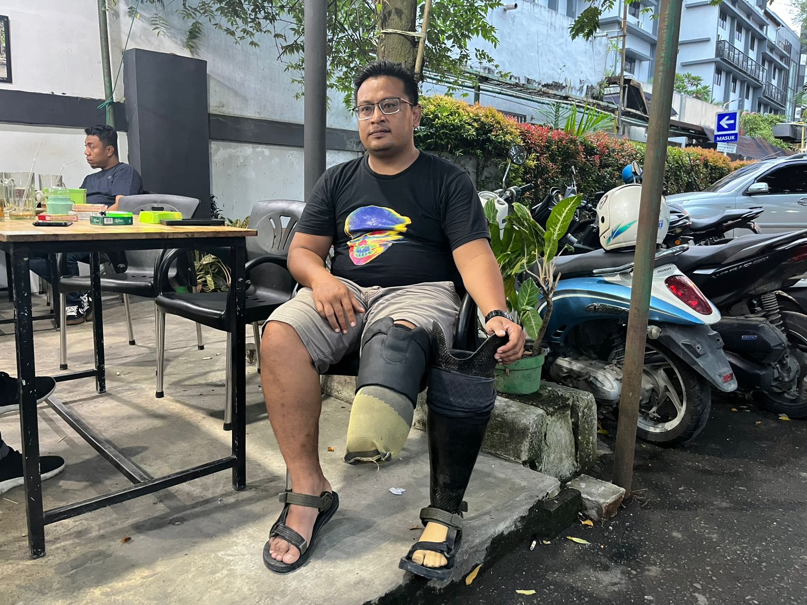 DIPECAT: Dimas Tri Setyo kurir paket yang dipecat perusahaan menggunakan kaki palsu pasca kecelakaan, Kamis (3/7).