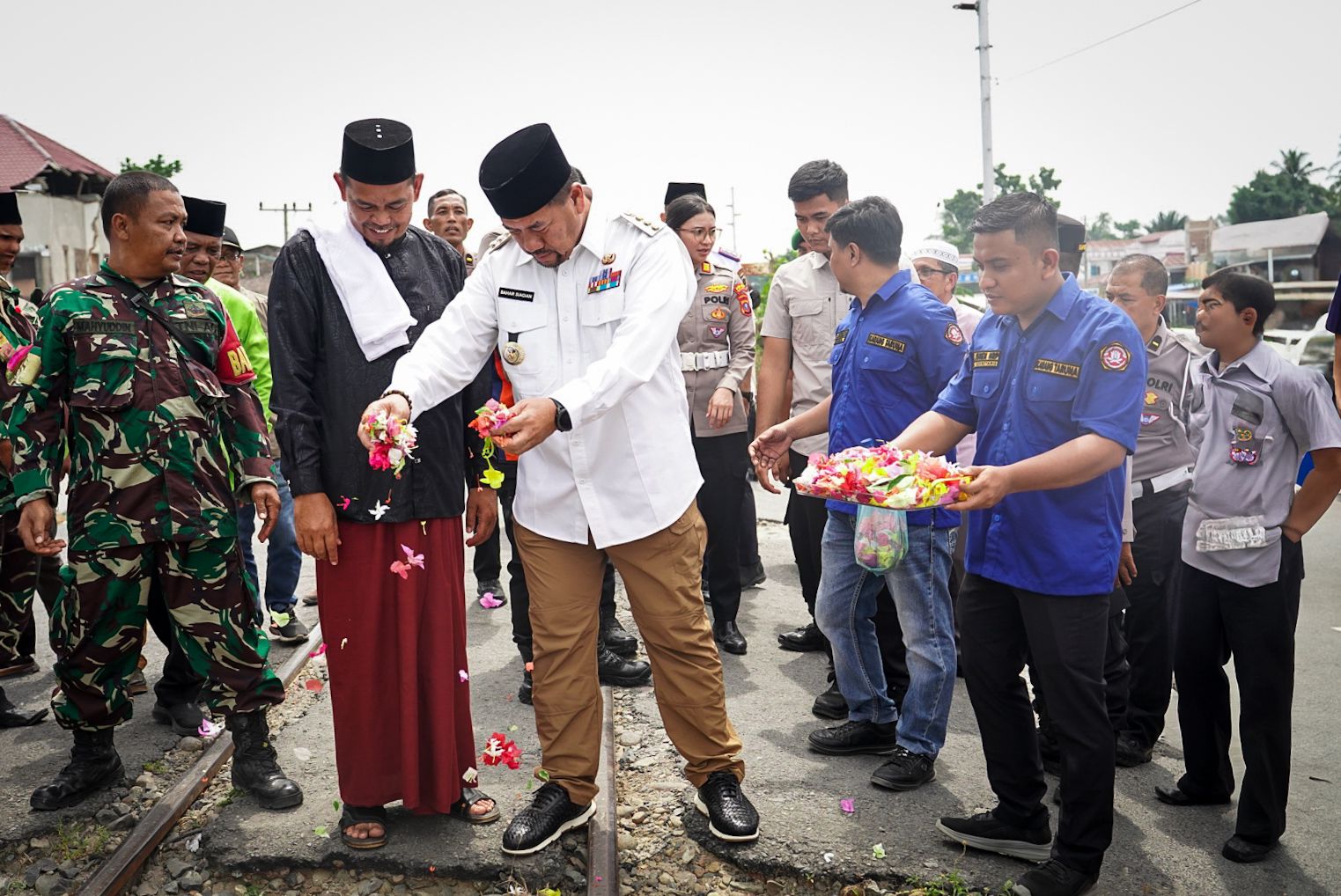 upati Bara H. Baharuddin Siagian, SH, M.Si tabur bunga di lokasi korban ditabrak kereta api, Rabu (2/7/2025)