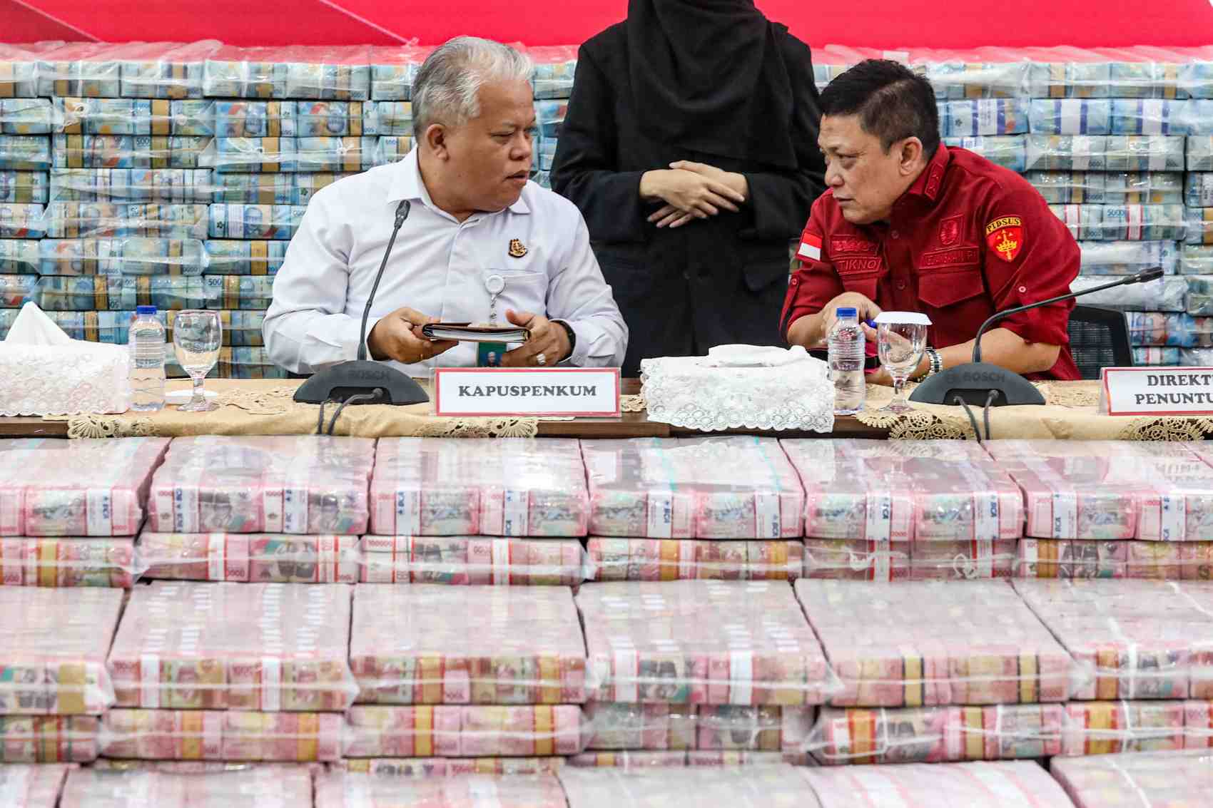 SITA: Dirtut Jampidsus Kejagung, Sutikno dan Kapuspenkum, Harli Siregar menunjukkan uang Rp1,3 triliun yang disita dari dua perusahaan kasus ekspor CPO.