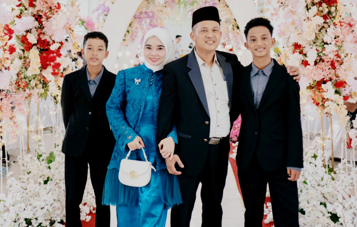 KELUARGA: Prof. Sutikno, S.Pd., M.Pd., Ph.D., CIQaR bersama istri dan kedua putranya.