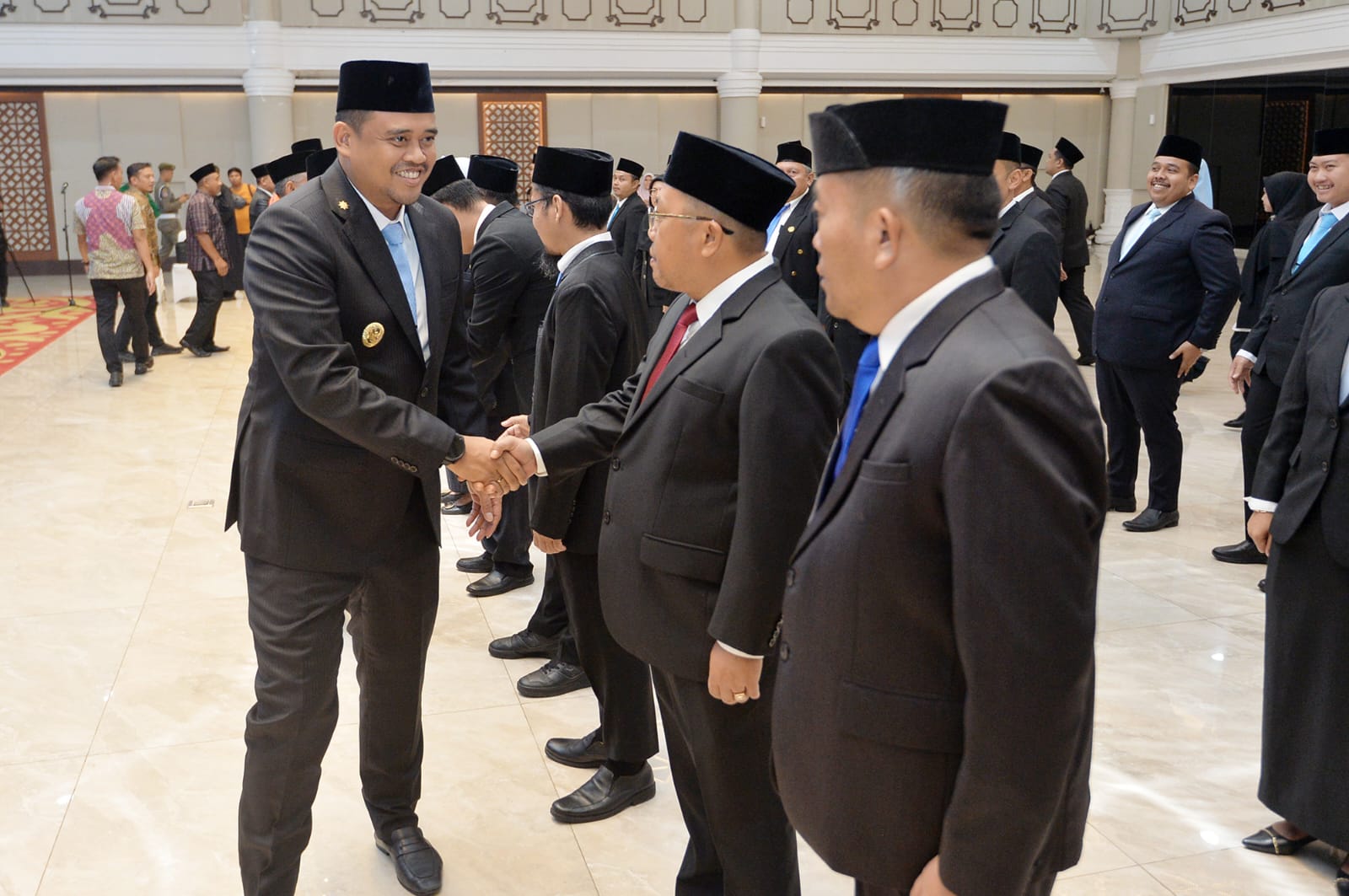 LANTIK: Gubsu, Bobby Nasution melantik 60  orang pejabat administrator dan pengawas Pemprovsi di Aula Raja Inal Siregar, Kantor Gubernur Sumut Jalan Diponegoro, Medan, Jumat (4/7/2025). (Dok: Kominfo)