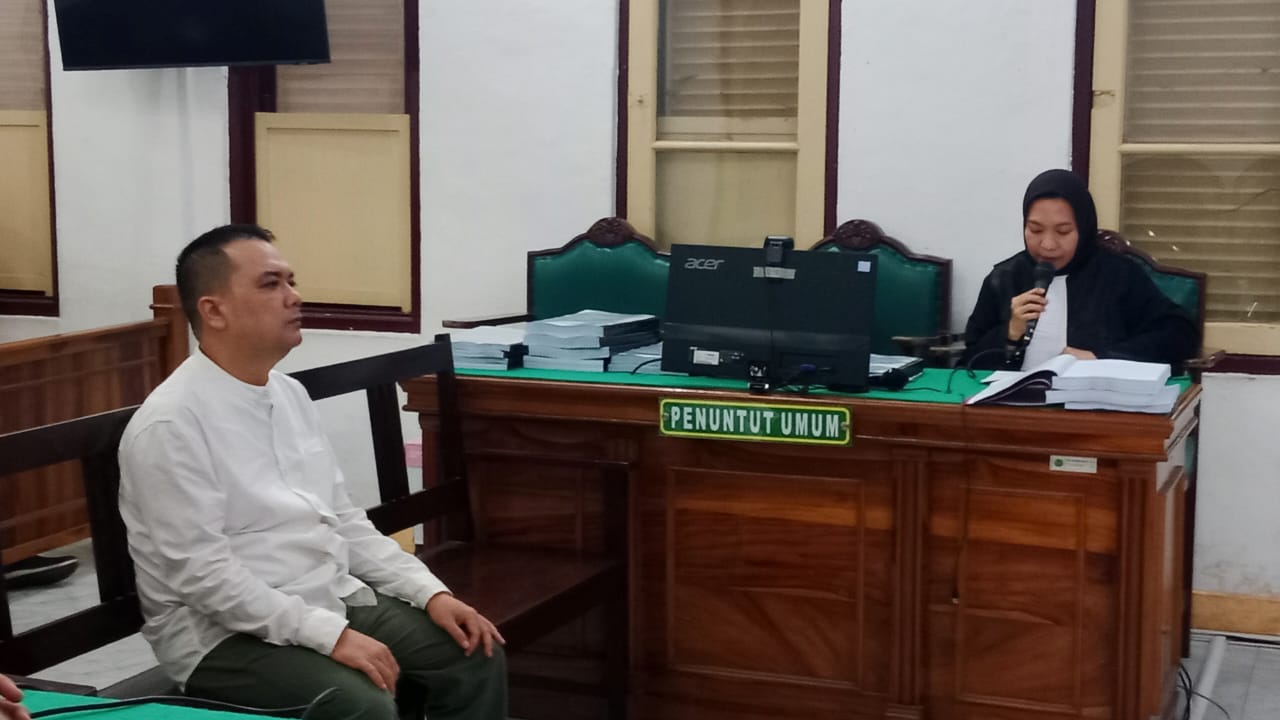 TUNTUTAN: Eks Kadisdik Langkat, Saiful Abdi menjalani sidang tuntutan dengan 4 terdakwa lainnya, Kamis (3/7).