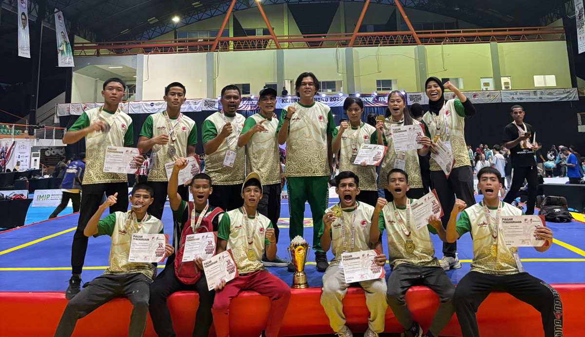 PIALA: Para atlet wushu Sumut yang meraih Piala Ketua Umum PB WI pada Kejurnas Wushu 2025. (Dok WI Sumut)