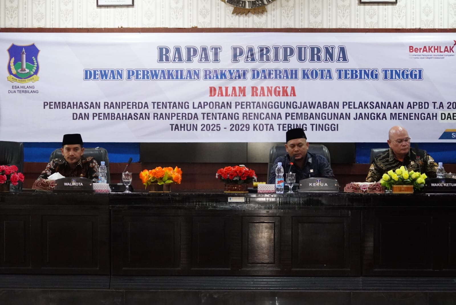 Wali Kota Tebingtinggi Iman Irdian Saragih  menyampaikan Ranperda tentang pertanggungjawaban pelaksanaan APBD Tahun Anggaran 2024  di DPRD Tebingtinggi.