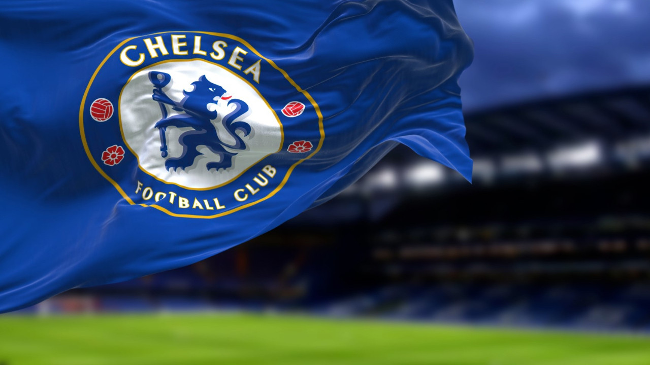 UEFA menjatuhi dua sanksi kepada Chelsea.