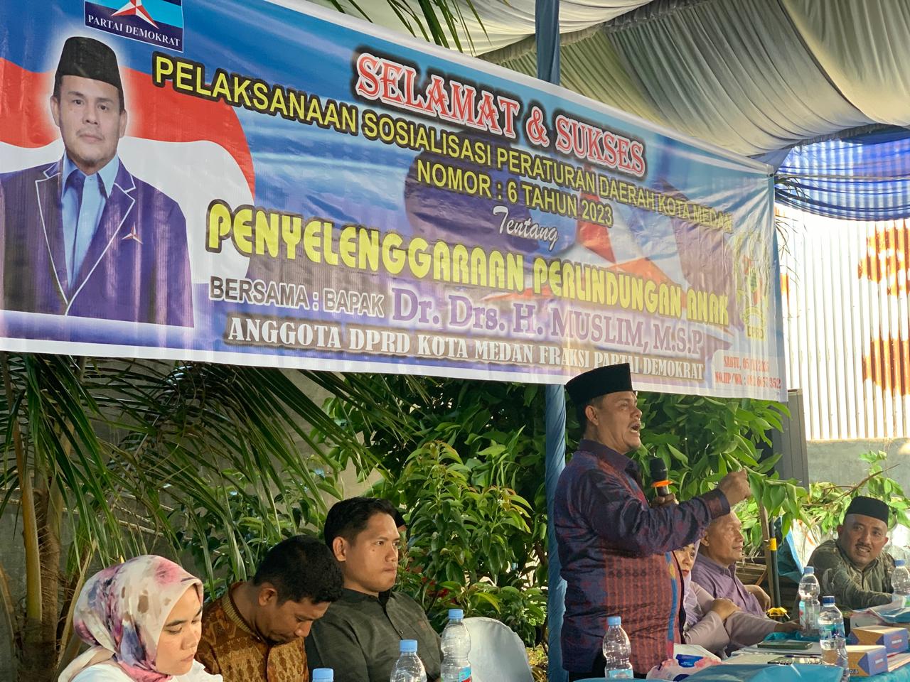 SOSPER: Sekretaris Fraksi Partai Demokrat DPRD Kota Medan, Dr H. Muslim Harahap M.S.P saat menggelar sosper.