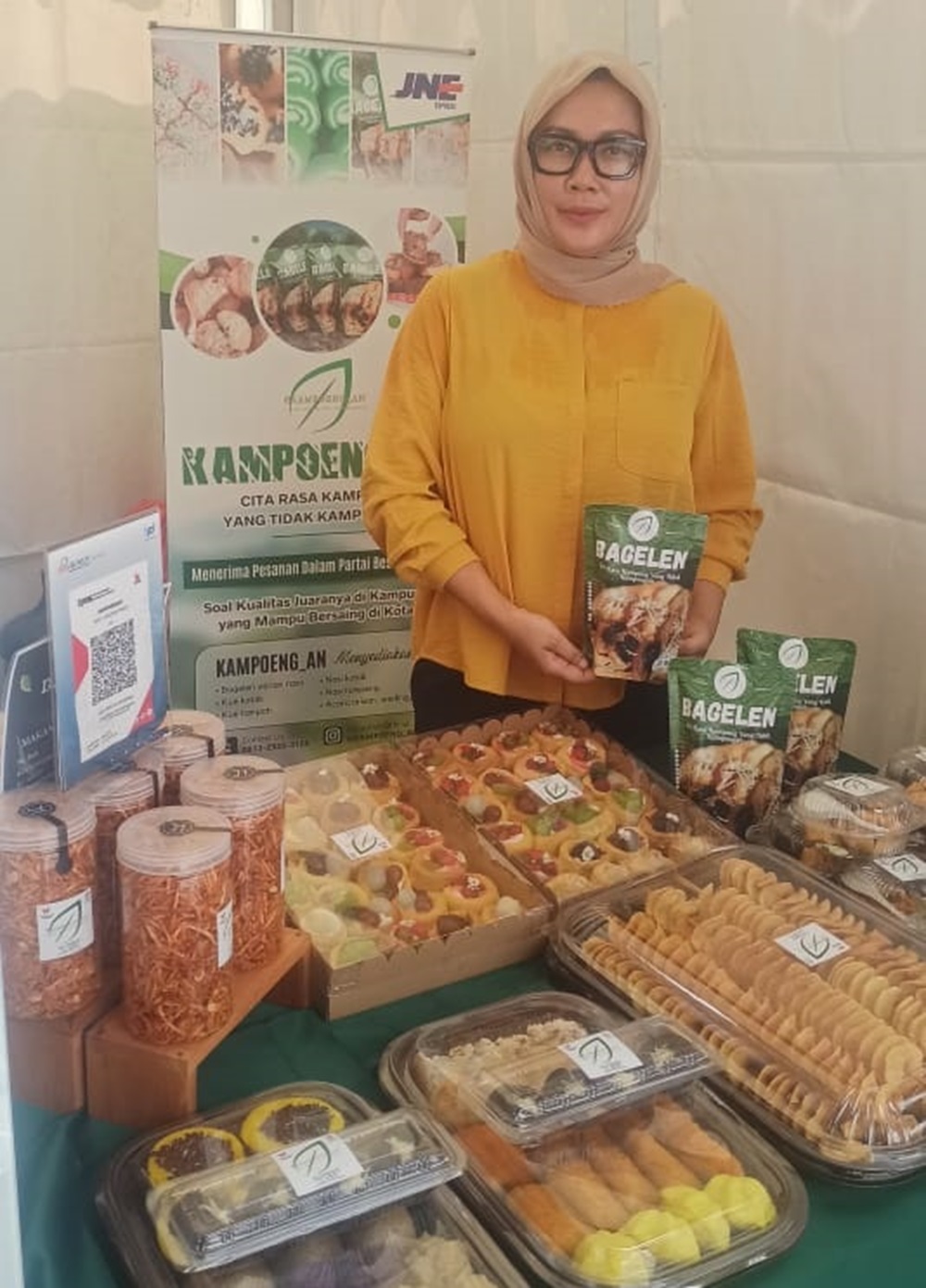 Eva Ramadhani pemilik usaha Bagelen Kampoeng_an saat ditemui di Pekan Kuliner Halal, Aman, dan Sehat (KHAS) IV di Jalan Mesjid Raya, Medan. (sumutpos/julika)