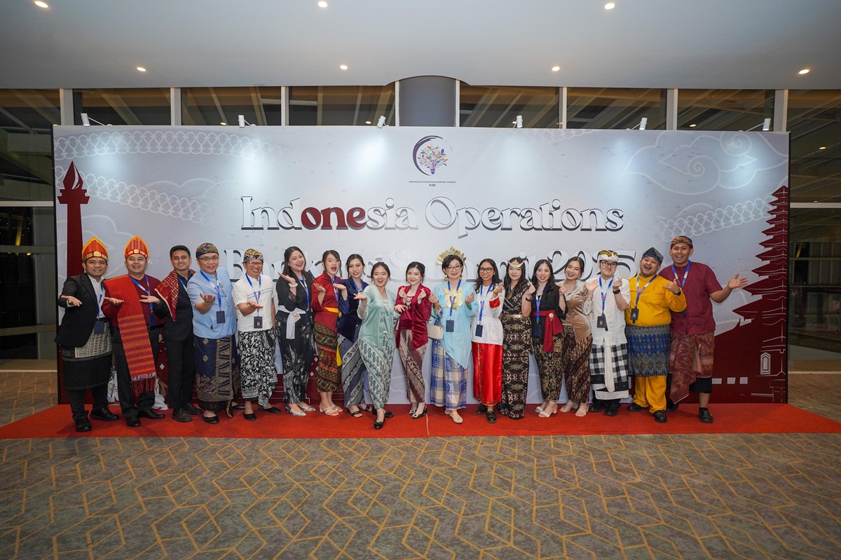 Wakil Presiden Direktur BCA Armand Hartono, Executive Vice President BCA Reni Septiana dan jajaran hadir dalam penutupan ajang Indonesia Operations Banking Summit (IOBS) 2025.
