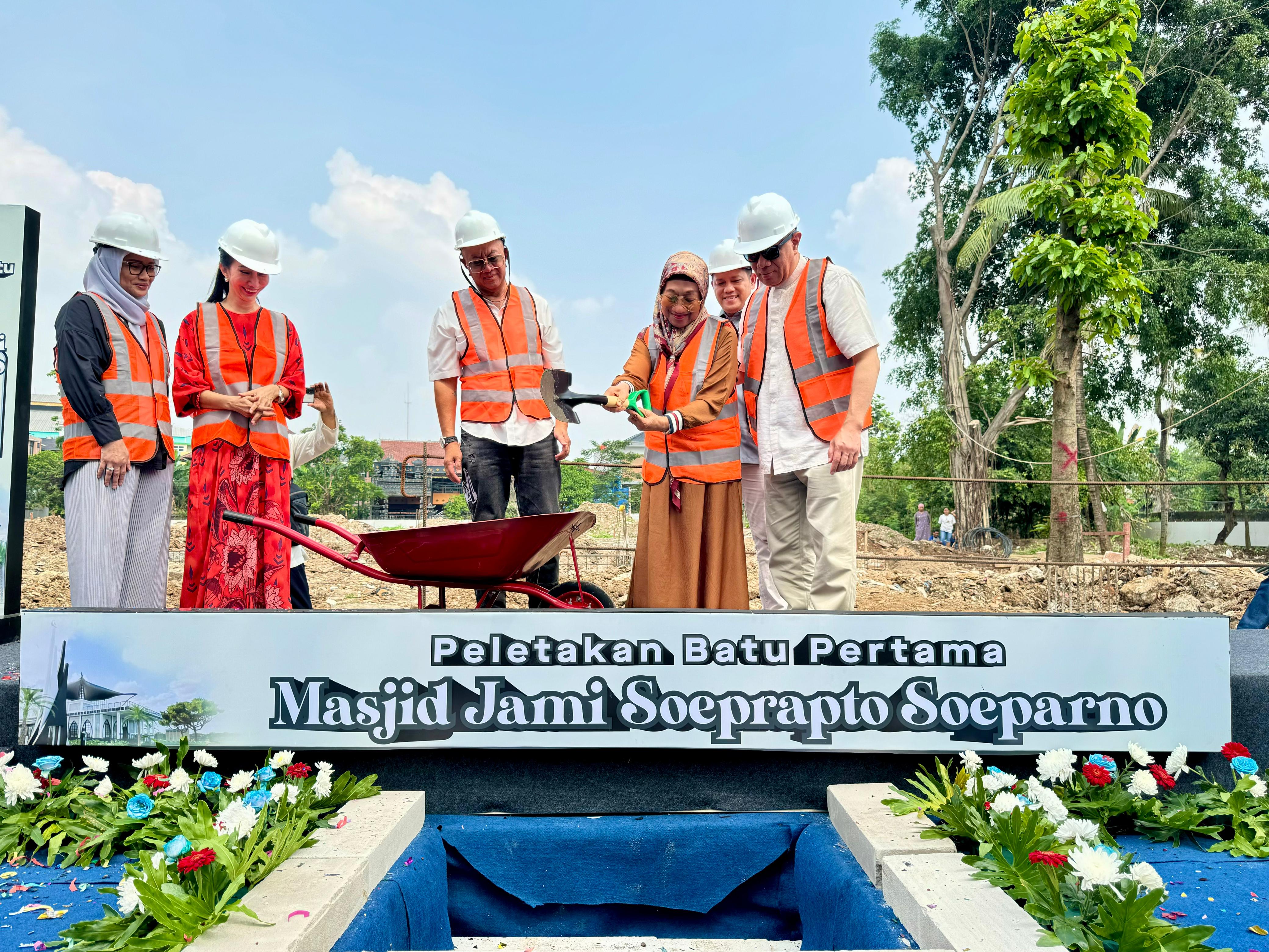 Keluarga besar Almarhum H. Soeprapto Soeparno melakukan peletakan batu pertama pembangunan  Masjid Jami Soeprapto Soeparno. Berlokasi di Jl. Pusdiklat Depnaker, Kp. Makassar, Jakarta Timur.