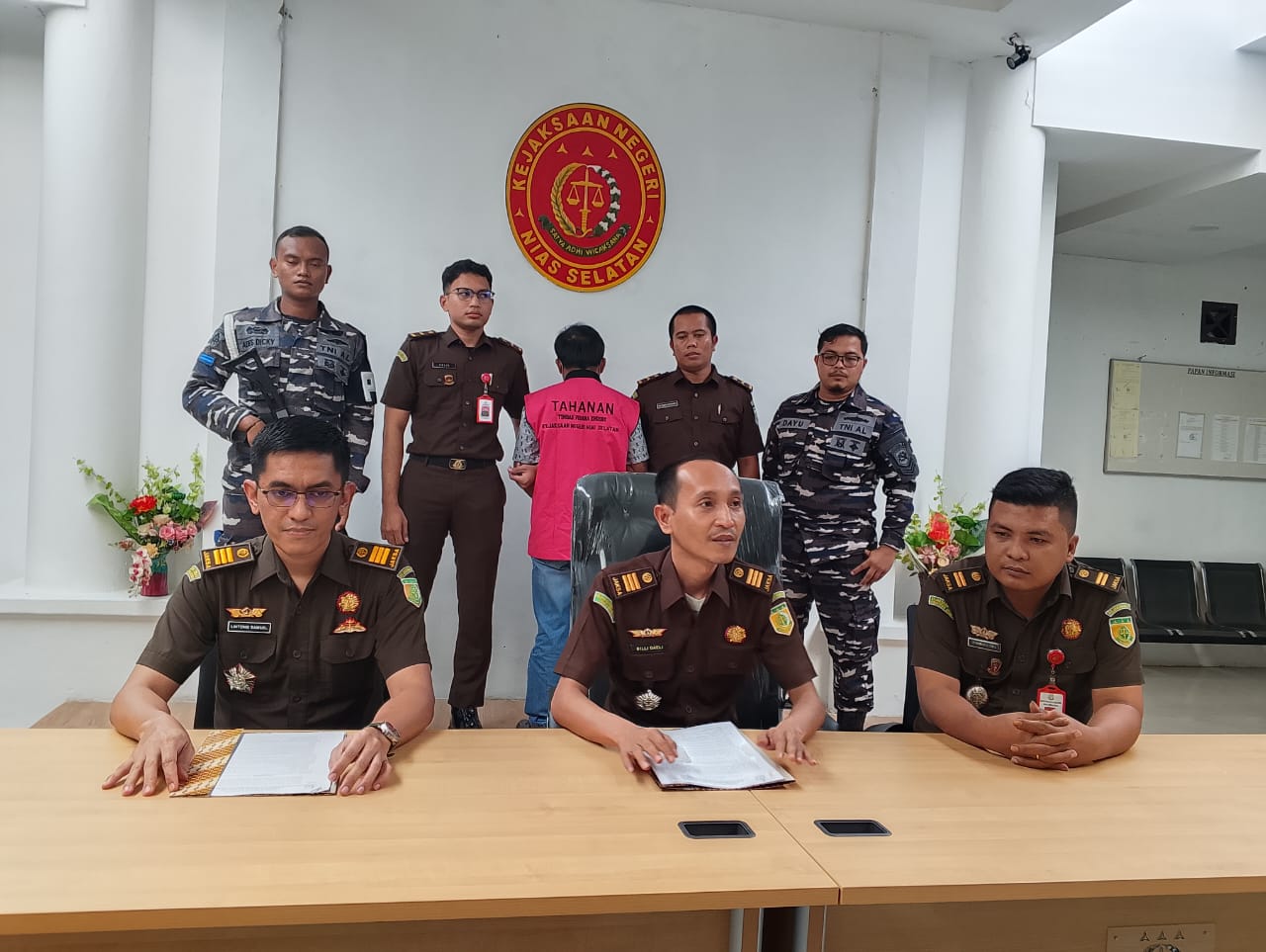 KONFERENSI PERS: Kasi Intel Kejari Nisel, Alex Bill Mando Daeli (ditengah) didampingi Kasi Intel Lintong Samuel saat melakukan konferensi pers. Senin, (7/6/2025)
