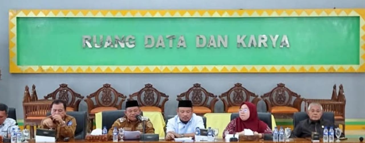 SAMBUT: Wabup Labuhanbatu Sambut Kunjungan kerja anggota DPRD Sumut.