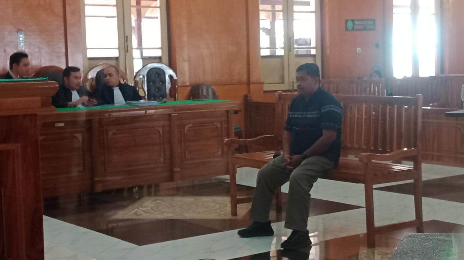 SIDANG PEMBELAAN: antan Kades Tapak Kuda, Imran terdakwa kasus korupsi saat menjalani sidang pembelaan, di Pengadilan Tipikor Medan, Senin (7/7). AGUSMAN/SUMUT POS