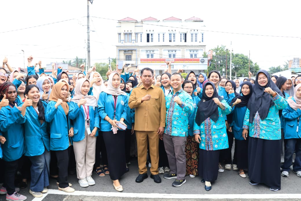 BERSAMA: Bupati Darma Wijaya diabadikan bersama mahasiswa Unimed yang akan KKN di Kabupaten Sergai.