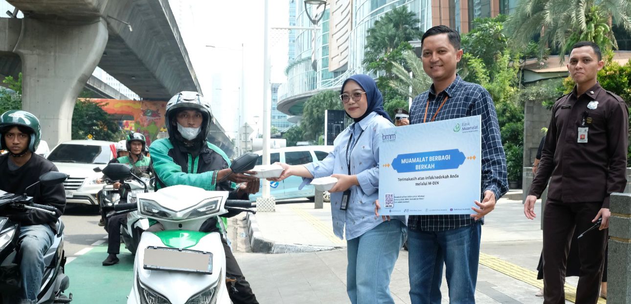BERBAGI: Karyawan Bank Muamalat saat membagikan makanan ke pengguna jalan dalam program Bank Muamalat Berbagi. (Dok: Bank Muamalat)