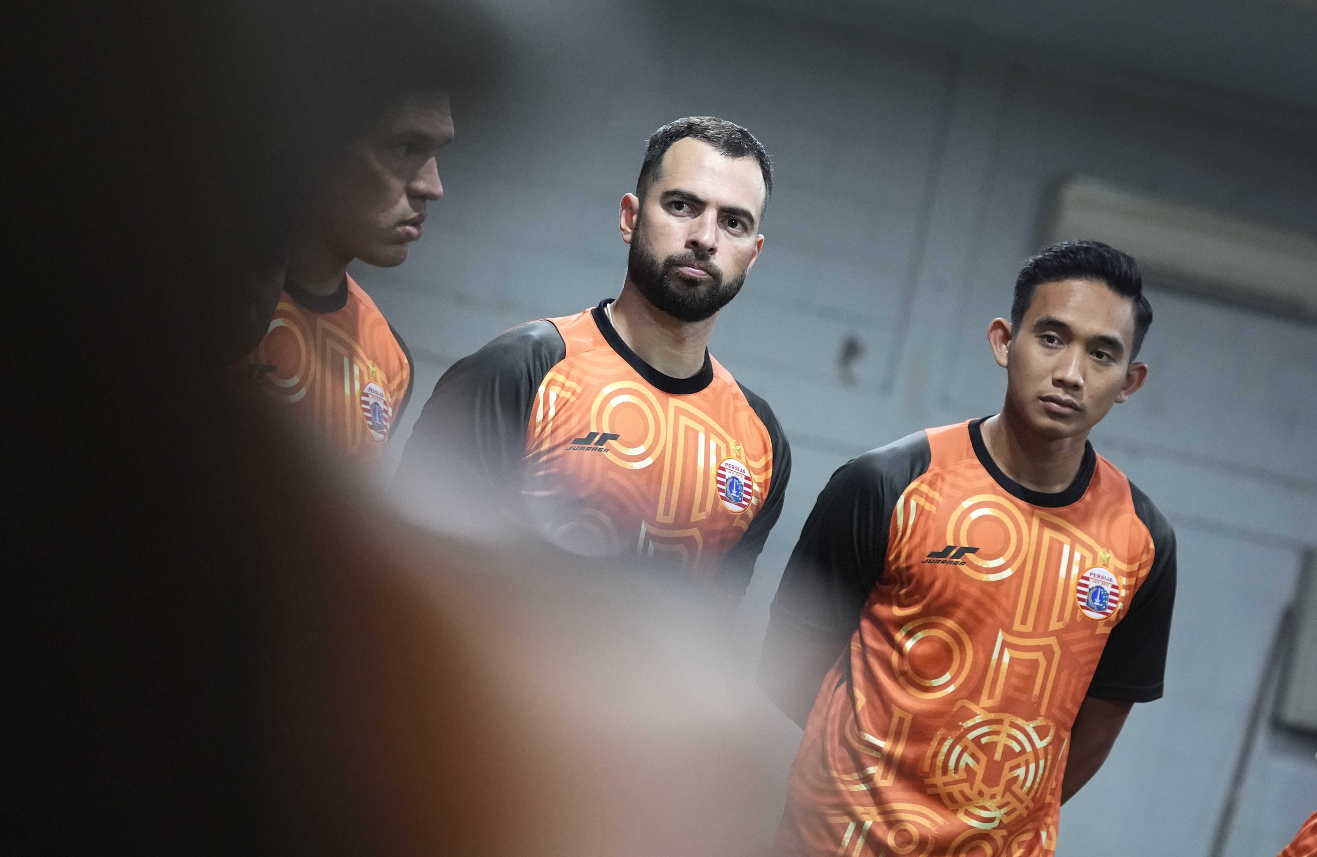 LATIHAN: Jordi Amat dan Rizky Ridho saat sesi latihan perdana di Persija.