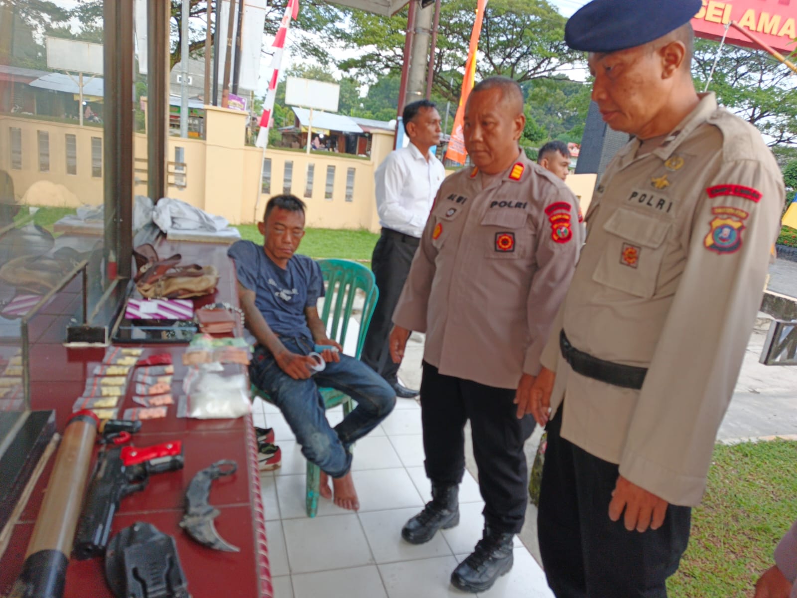 AMANKAN: Personel Satbrimob Polda Sumut saat mengamankan seorang pria yang kedapatan membawa narkotika dan obat keras, di Jalan Sultan Serdang Pasar 8, tepatnya di depan Gang Proyo, Tanjung Morawa,