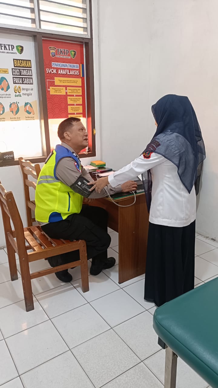 LAYANAN: Sidokkes Polres Labuhanbatu melakukan pemeriksaan personel, masyarakat dan tahanan.