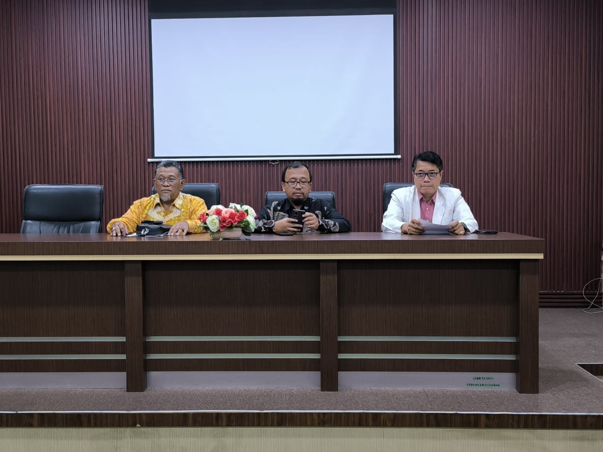 Plt Direktur RSUD Djoelham, dr Romy Ananda Lukman (tengah) saat konferensi pers menyoal dugaan malapraktik.