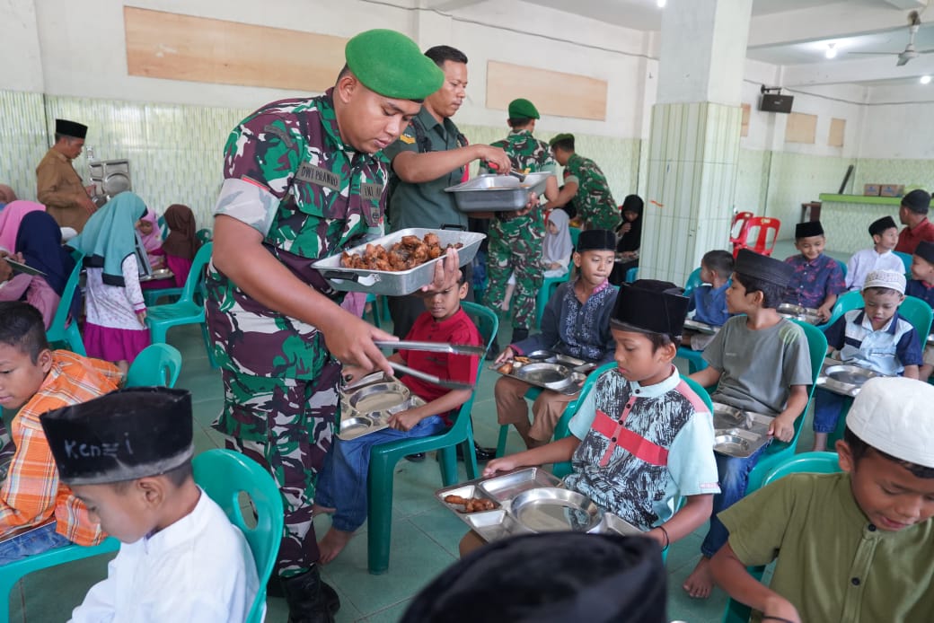 Kodam I/BB saat memberikan MBG, di PA Al Jamiyatul Wasliyah, Jalan Yos Sudarso Nomor 1, Kelurahan Tanjung Mulia, Kecamatan Medan Deli.