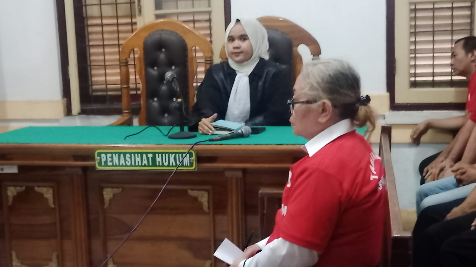DITUNTUT MATI: Tiromsi Sitanggang terdakwa pembunuh suami, dituntut pidana ati oleh JPU di PN Medan, Selasa (8/7).