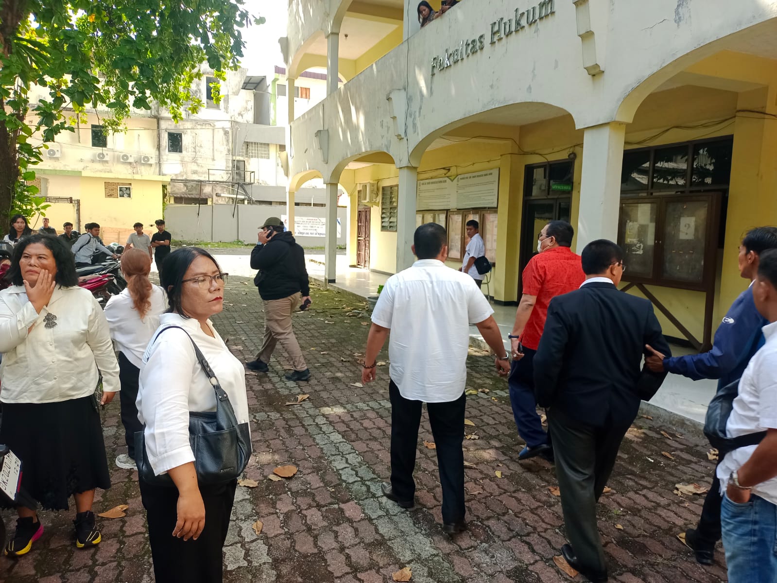 CEK: Wakil Rektor 1, 2 dan 3 Universitas Darma Agung melakukan pengecekan ruangan yang digembok pihak HNK.