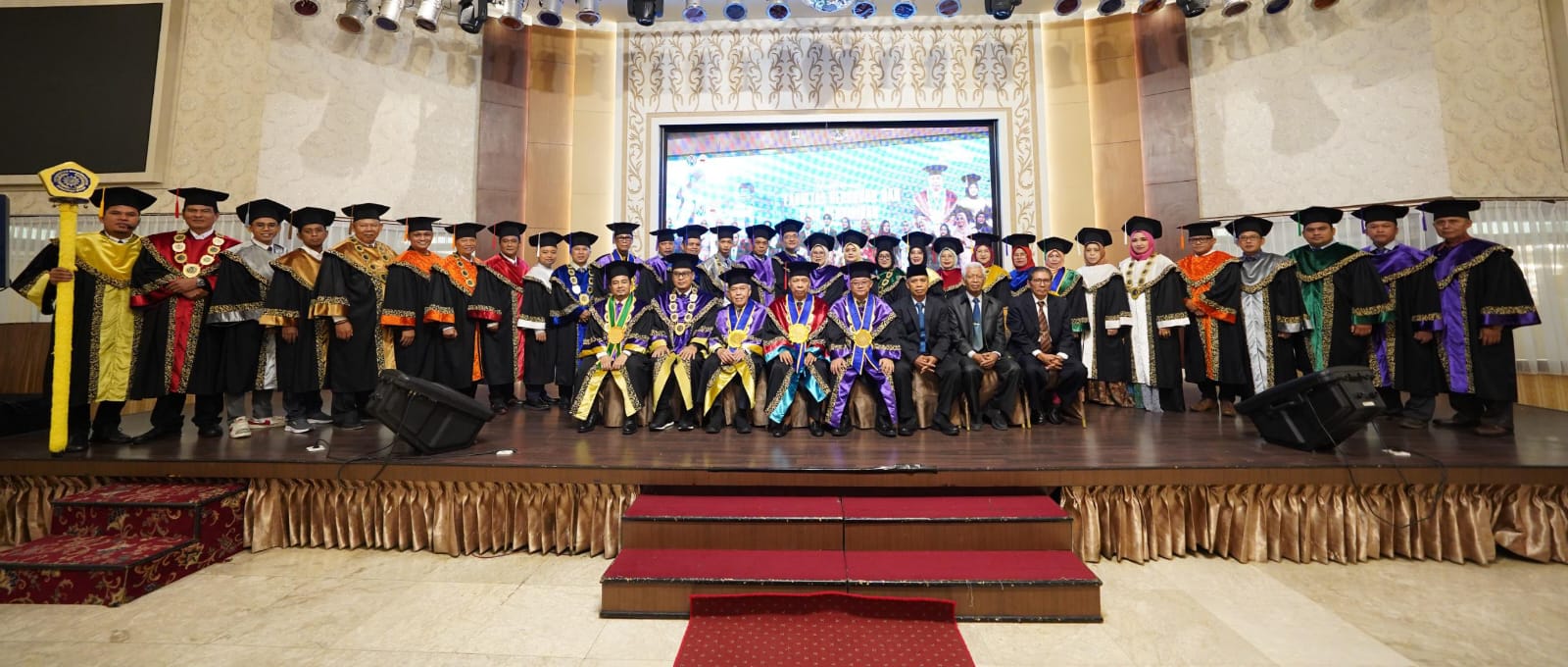 WISUDA UMSU: Mendikdasmen Prof Dr Abdul Mu&rsquo;ti MEd (duduk, 4 kanan) bersama rektor dan senat UMSU pada acara wisuda, Selasa (8/7).