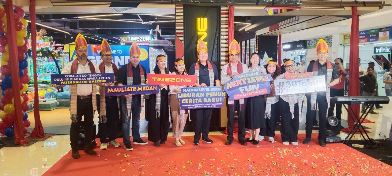 Naveen H, Margaretha Gunawan, dan Paulus Frands Loyd Gurning dari TEEG Indonesia, saat peresmian Timezone baru di Plaza Medan Fair, Rabu (9/7/2025).