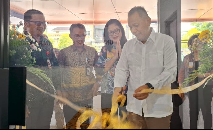 GUNTING PITA: Kepala Kantor Wilayah DJP Sumatera Utara I Dr Arridel Mindra SPI MSi bersama Rektor USM Indonesia Prof Dr Ivan Elisabeth Purba MKes meresmikan tax center, Selasa (8/7).